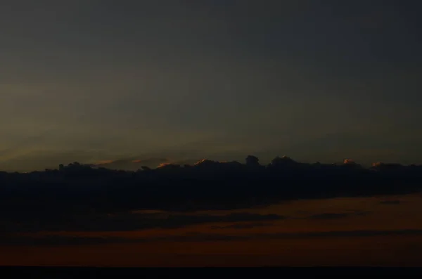 Sílhueta do pôr-do-sol da cruz da igreja ao pôr-do-sol — Fotografia de Stock