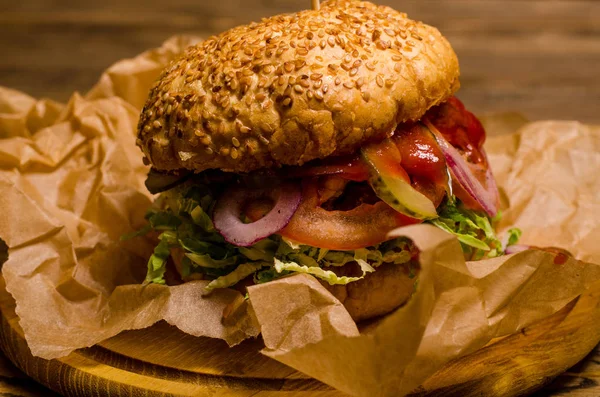 Hamburguesa de tocino con empanada de ternera en mesa de madera —  Fotos de Stock