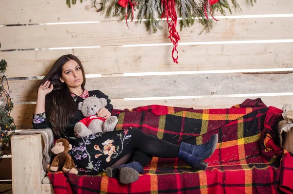 Junge schöne Frau wartet Weihnachten zu Hause — Stockfoto