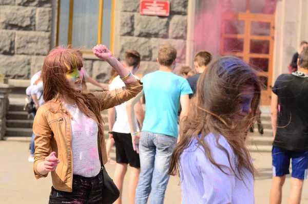 Lutsk, Ukraine - 01.06.2017 Pèlerins des Journées Mondiales de la Jeunesse pendant le concert Singing Europe. Le concert fait partie des Journées dans les diocèses des Journées Mondiales de la Jeunesse et Capitole Européenne de la Culture . — Photo