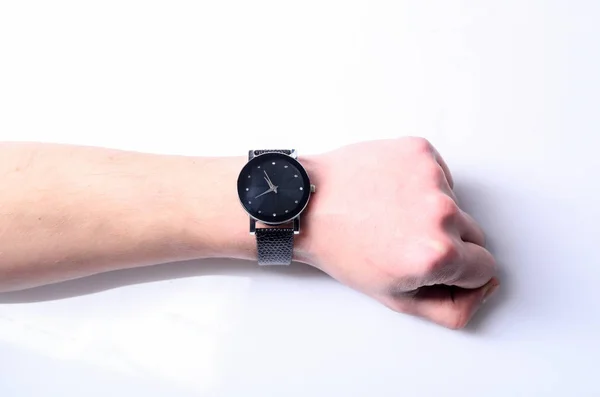 Empresario comprobando el tiempo de reloj — Foto de Stock