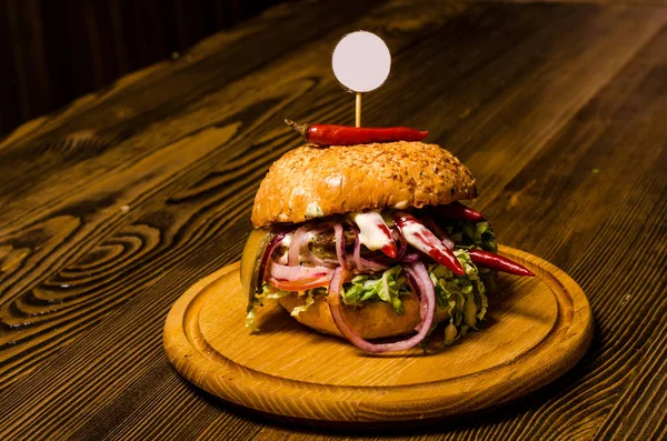 Hambúrguer de bacon com na mesa de madeira — Fotografia de Stock