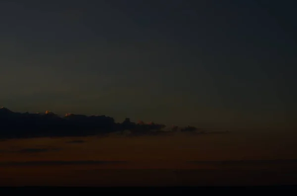 Silueta de puesta de sol de la cruz de la iglesia al atardecer —  Fotos de Stock