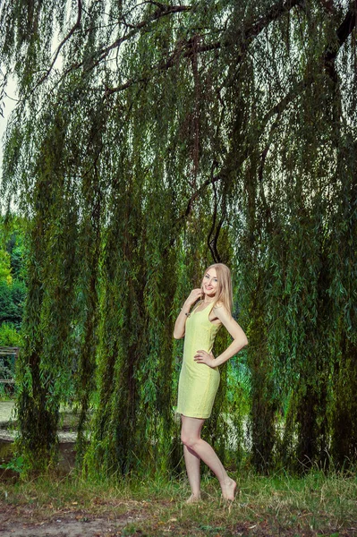 Linda loira sexy ao ar livre — Fotografia de Stock