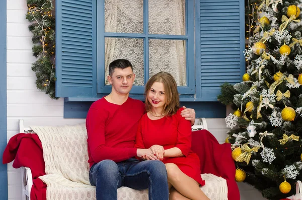 Hombre sorpresa mujer para Navidad —  Fotos de Stock