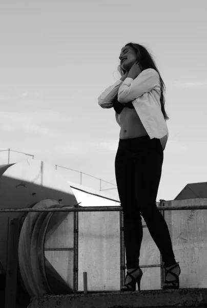 Young sexy woman posing in the roof, wearing leater jacket, swag — Stock Photo, Image