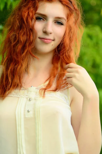 Ein junges schönes Erz-Mädchen kaukasischen Aussehens hat Spaß mit Ananas. Platz für Text.vegan, Vegetarismus, gesunder Lebensstil, positives Konzept — Stockfoto