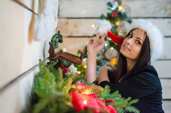 Junge schöne Frau wartet Weihnachten zu Hause — Stockfoto