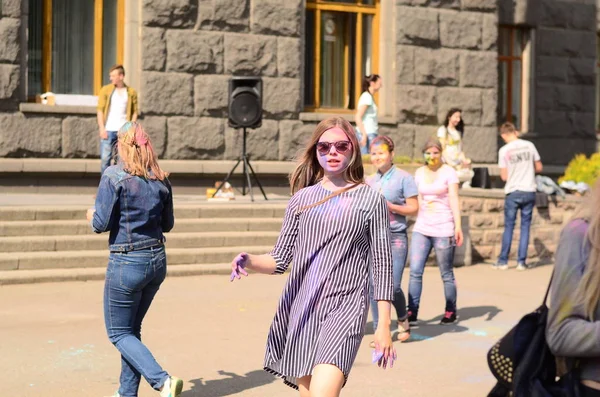 Lutsk, Ucrânia - 01.06.2017 Peregrinos da Jornada Mundial da Juventude durante o concerto Singing Europe. O concerto faz parte das Jornadas das Dioceses da Jornada Mundial da Juventude e da Capital Europeia da Cultura . — Fotografia de Stock