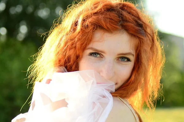 Une jeune belle fille de minerai de l'apparence caucasienne s'amuse avec l'ananas. Lieu de texte.Végétalien, végétarisme, mode de vie sain, concept positif — Photo