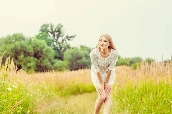 Красивая сексуальная блондинка на открытом воздухе — стоковое фото