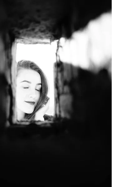 Chica mira a través del túnel de tubo cuadrado — Foto de Stock