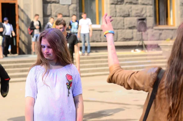 Lutsk, Ukraine - 01.06.2017 Pèlerins des Journées Mondiales de la Jeunesse pendant le concert Singing Europe. Le concert fait partie des Journées dans les diocèses des Journées Mondiales de la Jeunesse et Capitole Européenne de la Culture . — Photo