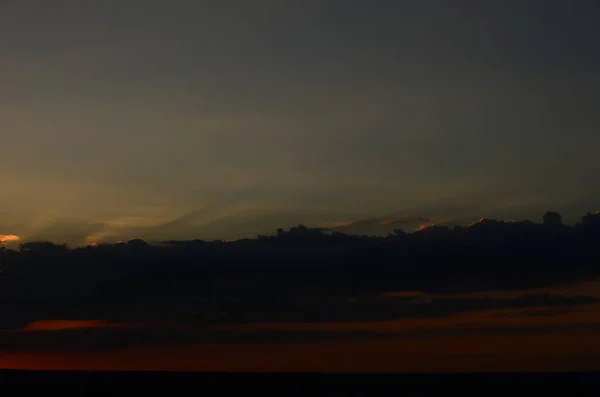Силуэт заката церковного креста на закате — стоковое фото