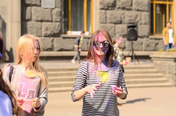 Lutsk, Ukraine - 01.06.2017 Pèlerins des Journées Mondiales de la Jeunesse pendant le concert Singing Europe. Le concert fait partie des Journées dans les diocèses des Journées Mondiales de la Jeunesse et Capitole Européenne de la Culture . — Photo