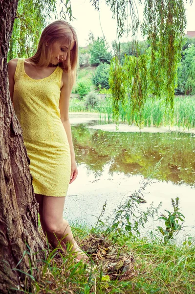 Vacker sexig blondin utomhus — Stockfoto