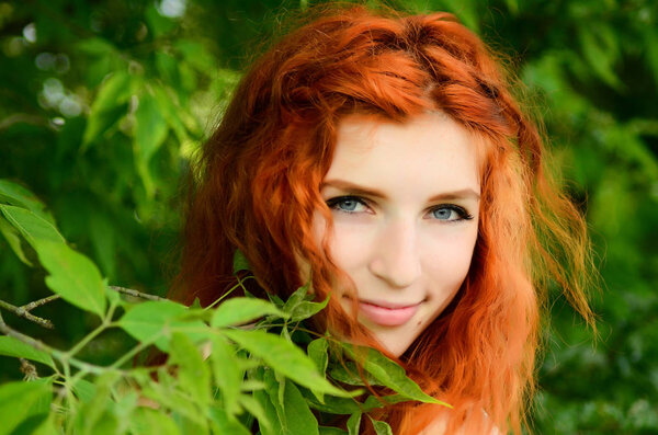 Молодая красивая руда кавказской внешности веселится с ананасом. Место для text.Vegan, вегетарианство, здоровый образ жизни, позитивная концепция
