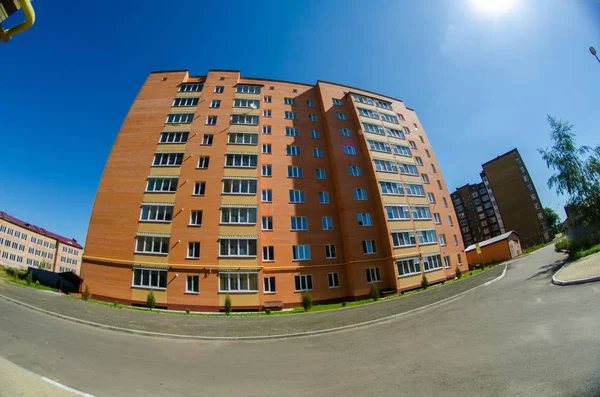 Moderní a nový bytový dům. Mnohaposchoďový, moderní, nové a stylové bydlení blok bytů. Real estate. Nový dům. Nově postavený bytový dům — Stock fotografie