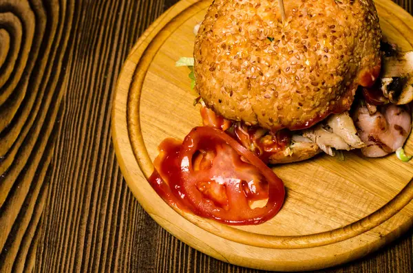 Hambúrguer de bacon com carne bovina em mesa de madeira — Fotografia de Stock