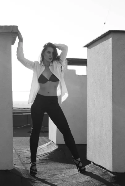 Genç seksi kadın çatıda poz, leater ceket giyiyor, Swag — Stok fotoğraf