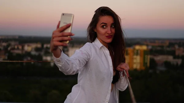 지붕에는 selfie를 복용 하는 아름 다운 여자의 야외 초상화. — 스톡 사진