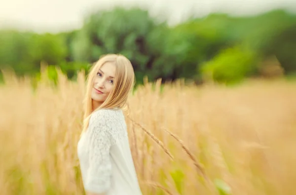 Vacker sexig blondin utomhus porträtt Stockfoto