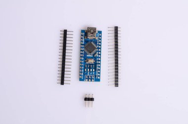 Beyaz izole elektronik bileşenler topluluğu