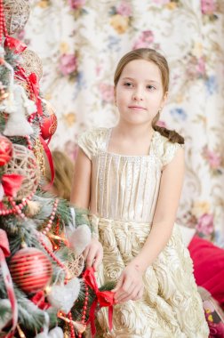 Noel mucizesi, sihirli hediye kutusu ve bir çocuk kız bebek