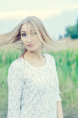 Güzel seksi sarışın açık havada portre