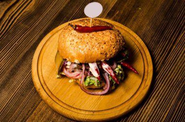 Ahşap masa ile pastırma burger