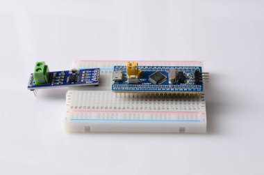 Beyaz izole elektronik bileşenler topluluğu