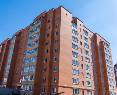 Modern ve yeni apartman. Multistoried, yeni, modern ve şık yaşam blok daireler. Gerçek arazi. Yeni ev. Yeni blok daireler inşa edilmiş