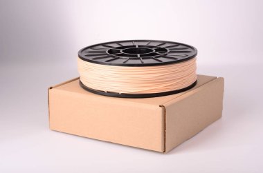 3D yazıcı için filament parlak bir arka planda kristal berraklığında ve parlak.