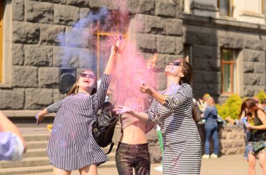 Lutsk, Ukrayna - 01.06.2017 Avrupa'da Düzenlenen Şarkı konserinde Dünya Gençlik Günü Hacıları. Konser, Dünya Gençlik Günü ve Avrupa Kültür Başkenti Piskoposluk Günleri kapsamında.
