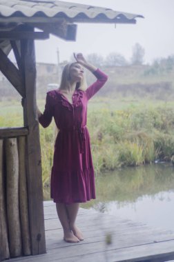 güzel seksi kız, doğada poz, sonbahar elbiseleri