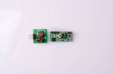 Beyaz izole elektronik bileşenler topluluğu