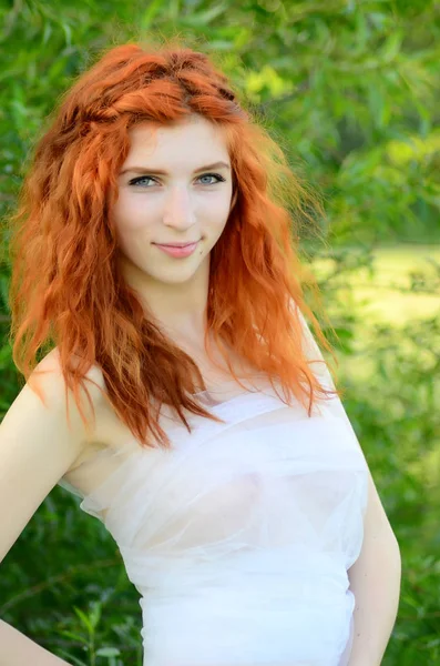 Kafkas görünümünden bir genç güzel cevheri kız ananas ile eğleniyor. Metin için yerleştirin. Vegan, vegetarianizm, sağlıklı yaşam tarzı, pozitif konsept