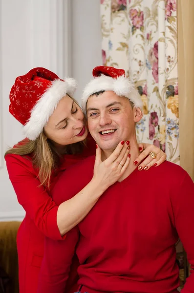Hombre sorpresa mujer para Navidad — Foto de Stock
