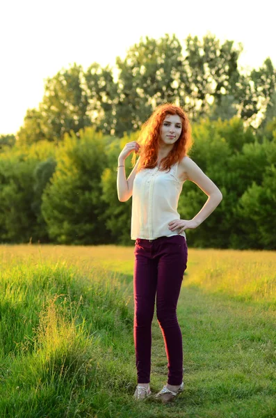 Een jonge mooie erts meisje van de Kaukasische verschijning is met — Stockfoto