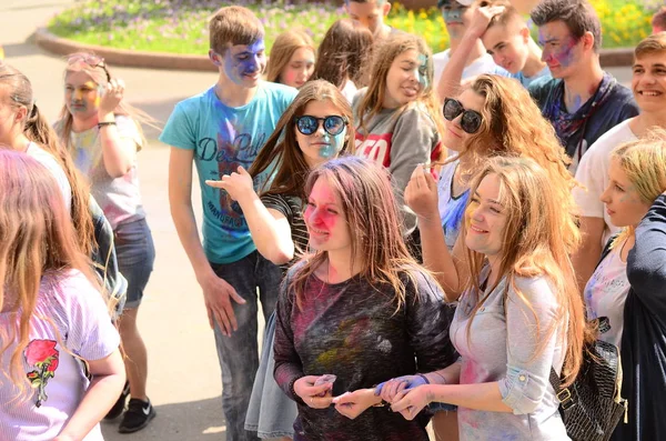 Lutsk, Ucrânia - 01.06.2017 Peregrinos da Jornada Mundial da Juventude durante o concerto Singing Europe. O concerto faz parte das Jornadas das Dioceses da Jornada Mundial da Juventude e da Capital Europeia da Cultura . — Fotografia de Stock