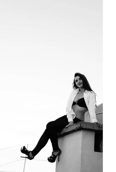 Mujer sexy joven posando en el techo, con chaqueta de leater, botín —  Fotos de Stock
