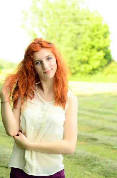 Une jeune belle fille de minerai de l'apparence caucasienne s'amuse avec l'ananas. Lieu de texte.Végétalien, végétarisme, mode de vie sain, concept positif — Photo