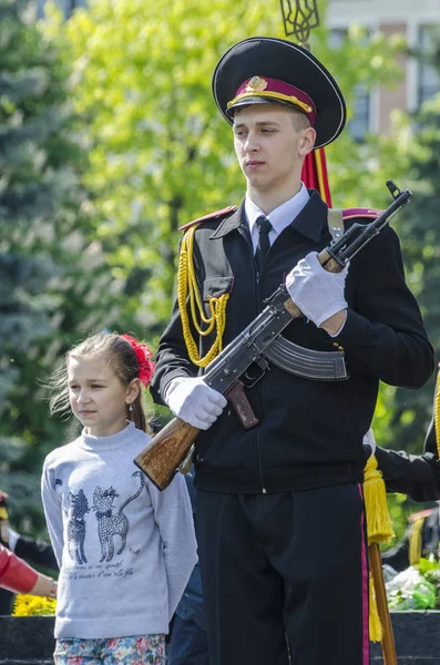 Lutsk, Ucrânia, 9 de maio de 2014: Dia da Vitória, coluna do povo — Fotografia de Stock