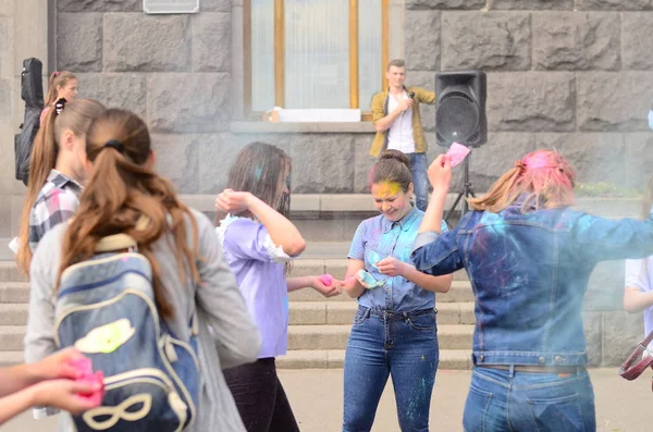 Lutsk, Ukraine - 01.06.2017 Pèlerins des Journées Mondiales de la Jeunesse pendant le concert Singing Europe. Le concert fait partie des Journées dans les diocèses des Journées Mondiales de la Jeunesse et Capitole Européenne de la Culture . — Photo