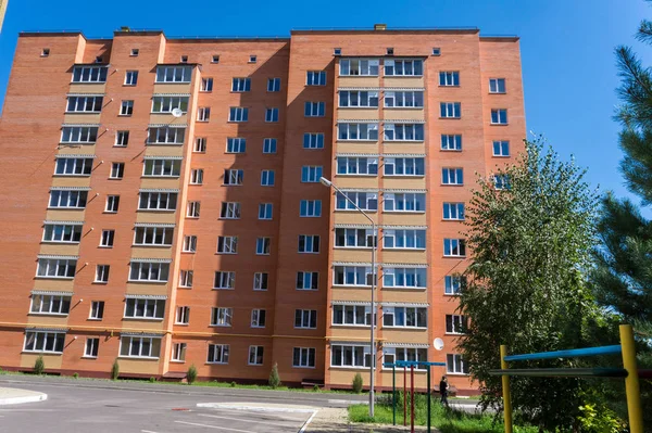 Moderna och nya hyreshus. Multistoried, moderna, nya och eleganta levande flervåningshus. Fastigheter. Nya hus. Nybyggda flervåningshus — Stockfoto