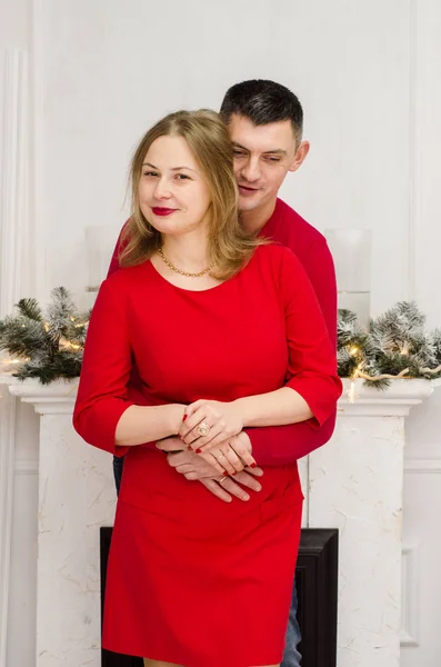 Hombre sorpresa mujer para Navidad —  Fotos de Stock