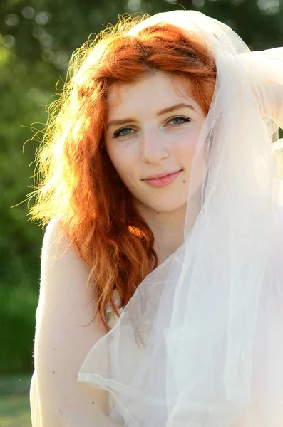 Uma jovem menina bonita minério da aparência caucasiana está tendo — Fotografia de Stock