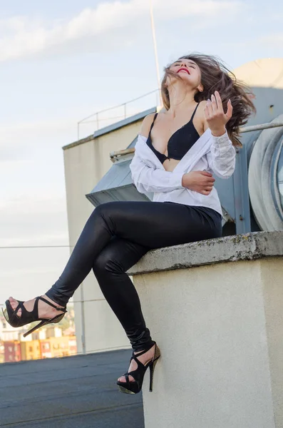 Молода сексуальна жінка позує на даху, портрет стилю життя — стокове фото