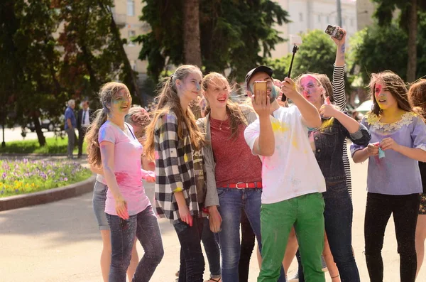 Lutsk, ukraine - 01.06.2017 pilger des weltjugendtages beim konzertsingen europa. das Konzert ist Teil der Tage in den Diözesen des Weltjugendtages und der europäischen Kulturhauptstadt. — Stockfoto