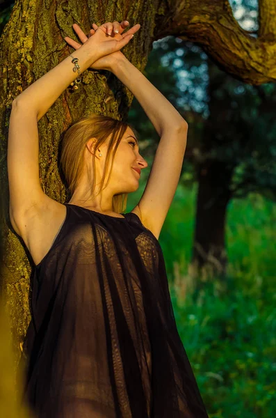 Güzel seksi sarışın açık havada portre — Stok fotoğraf